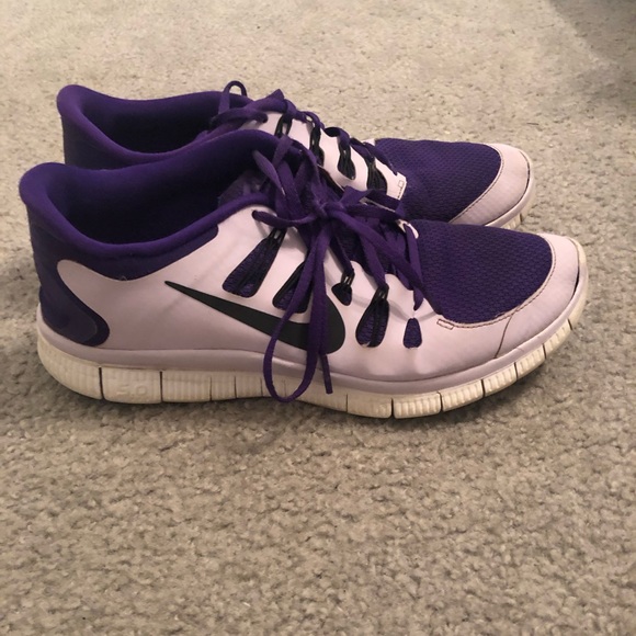 Women’s Nike Free Tennis Shoes - Picture 1 of 3